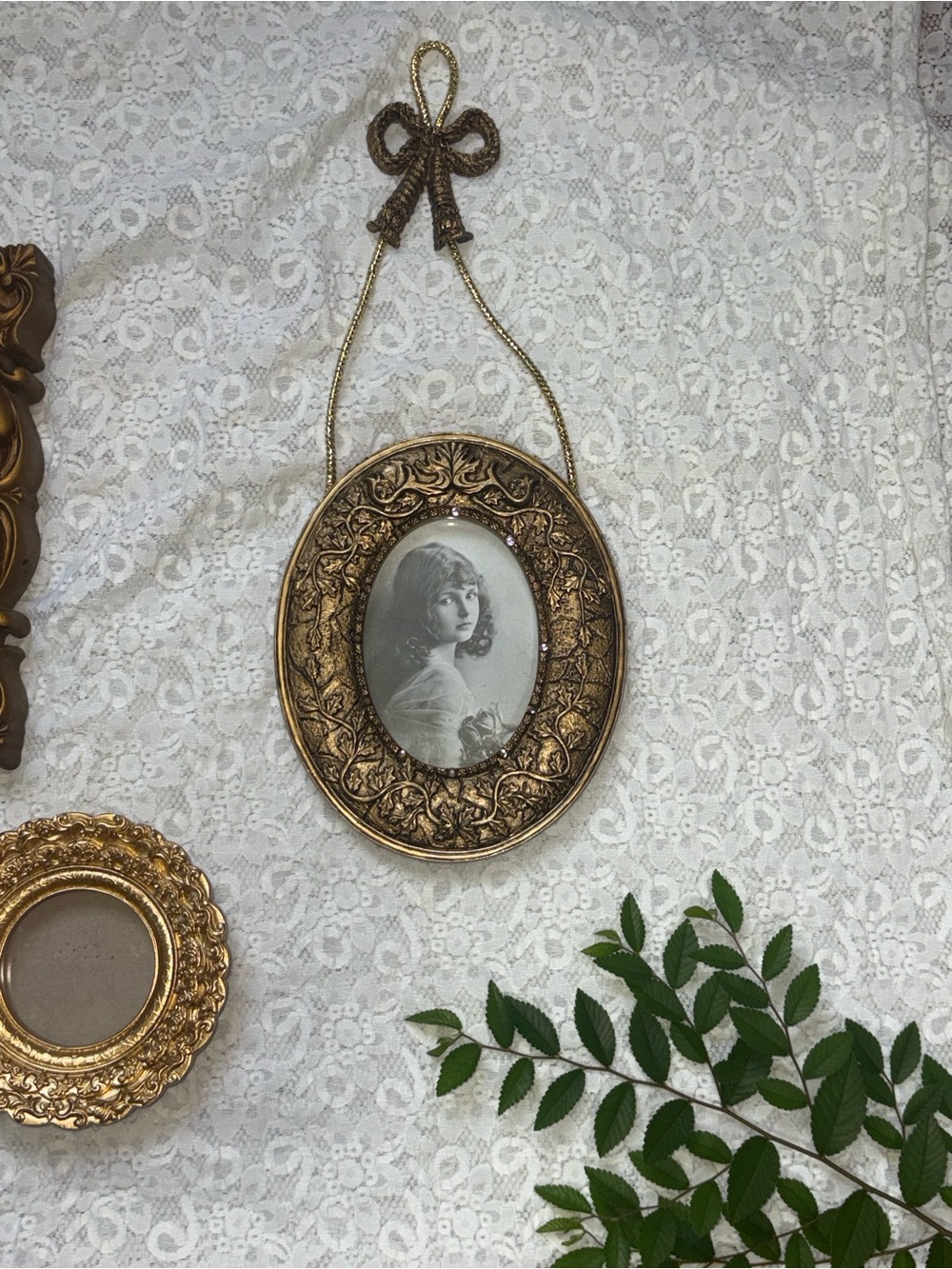 Ornate Gold Oval Wall Frame with Decorative Rope Hanger